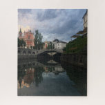 Puzzle Vue de la rivière à Ljubljana Slovénie Photo<br><div class="desc">Vue nocturne cool de la vieille ville de Ljubljana, Slovénie prise de la rivière au coucher du soleil pour capturer les jolis reflets dans l'eau.</div>