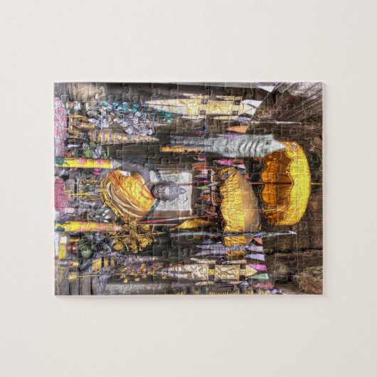 Puzzle Vue sur l'espace de l'autel dans le temple bouddhi (Horizontal)