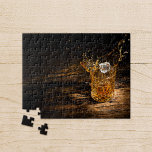 Puzzle Whiskey sur les rochers<br><div class="desc">Puzzle d'un cube de glace éclaboussant en verre de whisky de cristal sur une table en bois rustique. Choisissez parmi les différentes tailles disponibles.</div>