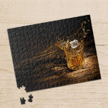 Puzzle Whiskey sur les rochers<br><div class="desc">Puzzle d'un cube de glace éclaboussant en verre de whisky de cristal sur une table en bois rustique. Choisissez parmi les différentes tailles disponibles.</div>