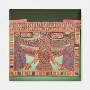 Pylon pectoris, versierd met de gier magneet