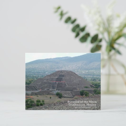 Pyramide de la carte postale de la Lune (Debout devant)