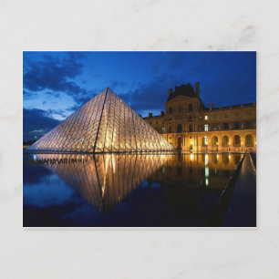 Pyramide in het Louvre Museum in Night, Parijs, Fr Briefkaart