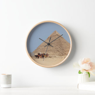 Pyramide van Khafre en een reeks chariots