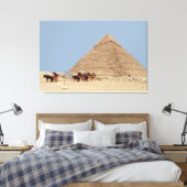 Pyramide van Khafre en een reeks chariots Canvas Afdruk (Insitu (Slaapkamer))