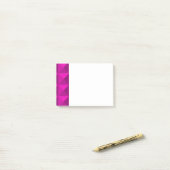 Pyramides magenta Post-it Notes (Sur un bureau)