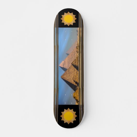Pyramids Skateboard (Devant)