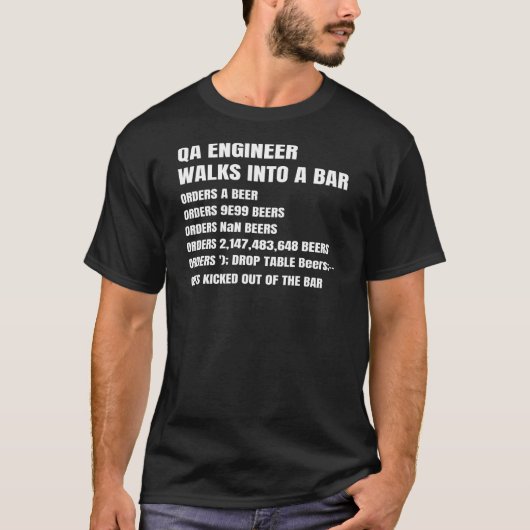 QA Engineer loopt in een bar software Debugging T-shirt (Voorkant)