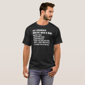 QA Engineer loopt in een bar software Debugging T-shirt (Voorkant volledig)