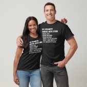 QA Engineer loopt in een bar software Debugging T-shirt (Unisex)