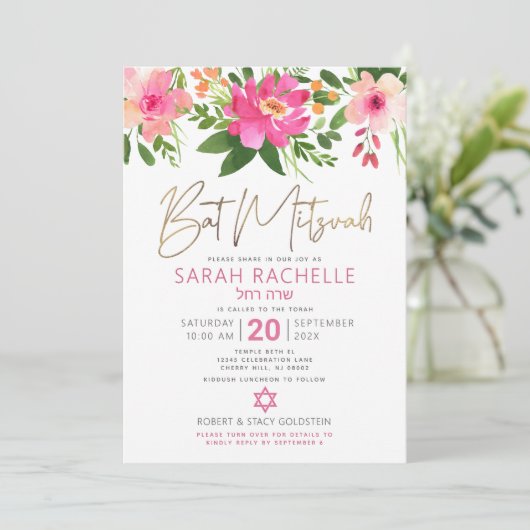 QR Code Bat Mitswa Roze Bloemen Goud Script Modern Kaart (Staand voorkant)