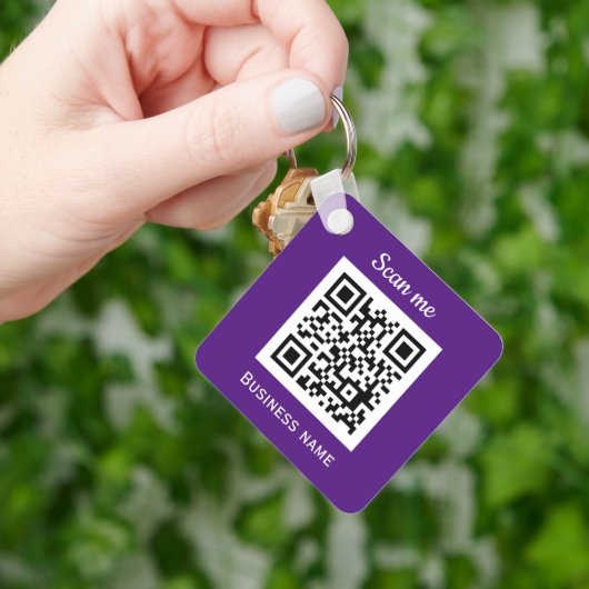 QR Code Business Logo Professional Paarse Modern Sleutelhanger (Hand)