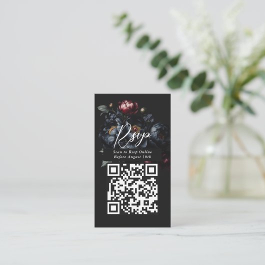 QR Code Dark Moody Pioengotische bruiloft RSVP Informatiekaartje (Staand voorkant)