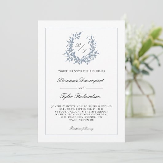 QR Code Dusty Blue Crest Monogram Bruiloft Kaart (Staand voorkant)