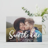 QR-code en twee foto's Modern Trendy Script Wedden Save The Date (Staand voorkant)