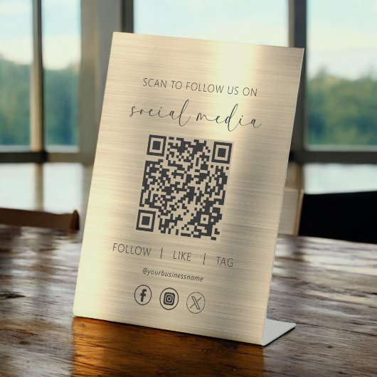 QR Code Gold Scan om ons te volgen op het sociale Reclamebord Met Voetstuk