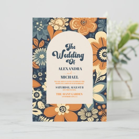 QR Code Kleurrijke Groovy Retro 70s Bloemenbruilof Kaart (Staand voorkant)