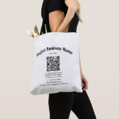 QR-code minimalistisch zwart en wit eenvoudig held Draagtas (Dichtbij)