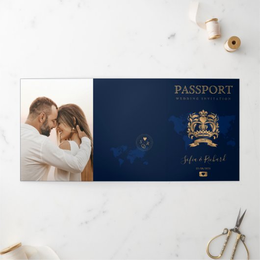 QR Code Paspoort Bestemming Bruiloft Goud Marine Drieluik Wenskaart (Buitenkant)