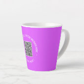 QR-code scaninfo aangepaste tekst en kleuren Latte Mok (Rechterhoek)
