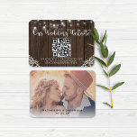 QR Code Wood Lights Site Mariage<br><div class="desc">Cartes de site Web Rustic Farm Barnwood String Lights et Mariage de dentelle avec votre photo et un arrière - plan de bois rustique avec des cordes scintillantes de lumières avec dentelle de style vintage dans les coins inférieurs. TYour QR Code, associé à notre typographie de script moderne et chic,...</div>