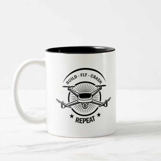 Quadcopter-ontwerp voor een nieuw stuurstation met tweekleurige koffiemok (Links)