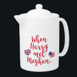 Quand Harry a rencontré Meghan | Fiançailles et Ma<br><div class="desc">NewParkLane - Royal Fiançailles & Mariage Tea Pot, avec une citation amusante "Quand Harry a rencontré Meghan", en typographie de script rouge, et les drapeaux du Royaume-Uni et des États-Unis en forme de coeur. Consultez cette collection pour les articles correspondants. Avez-vous des souhaits particuliers en matière de design personnel? N'hésitez...</div>