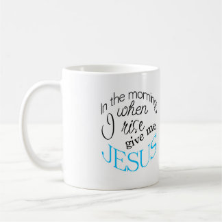 Quand je me lève donnez-moi la tasse de café de