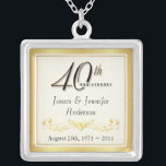 quarantième Pendentif élégant de souvenir<br><div class="desc">quarantième Collier de souvenir d'anniversaire -- Pendentif élégant d'anniversaire de mariage d'or quarantième avec le manuscrit formel et la conception antique mise en rouleau -- Customisez les noms et la date pour votre célébration heureuse. Perfectionnez le cadeau pour votre épouse, mère, grand-mère pour commémorer 40 ans de mariage. Cartes, invitations,...</div>