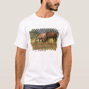 Quarter Horse in het veld van wilde bloemen nabij T-shirt