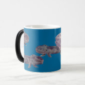 Quatre bébés de baleine grise et tasse (Devant gauche)