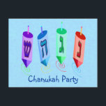 Quatre invitations de Dreidels<br><div class="desc">Quatre dreidels multicolores montrant la nonne,  le gimel,  le hei,  et le tibia. Feinte de Nes Gadol Hayah. Une conception de Chanukah. Invitations personnalisables de partie de Chanukah--ajoutez et customisez avec votre information.</div>