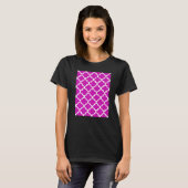 Quatrefoil patroon in wit overzicht op donkerroze t-shirt (Voorkant volledig)