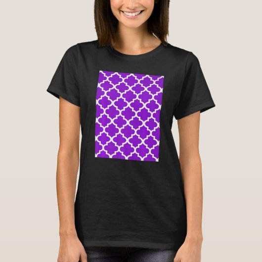 Quatrefoil Pattern In White Outline On Purple T-shirt (Voorkant)