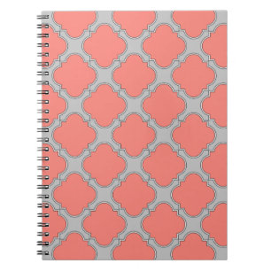Quatrefoliekoraal en grijs notitieboek