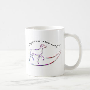 Que la route monte avec la tasse de chien