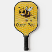Queen Bee met een Sweet Swat Pickleball Paddle (Voorkant)