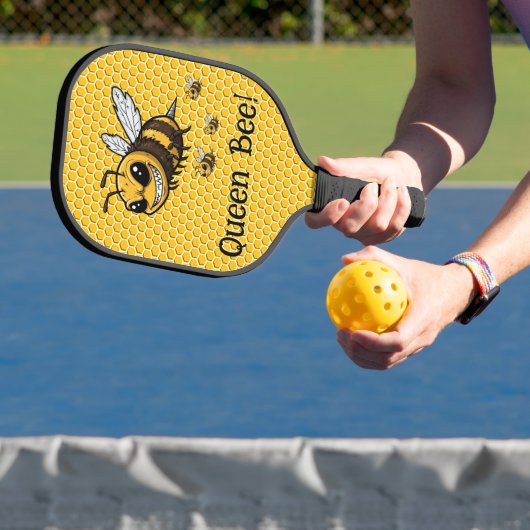 Queen Bee met een Sweet Swat Pickleball Paddle (Insitu)