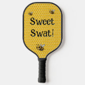 Queen Bee met een Sweet Swat Pickleball Paddle (Achterkant)