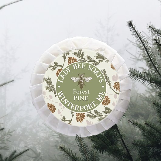 Queen Bee Zeep Label met Pine Bough en Kegels