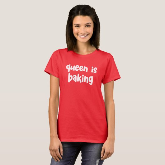 Queen fait cuire un joli T-shirt féminin (Devant entier)