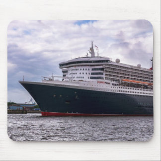 Queen Mary im Hafeneinlauf Muismat
