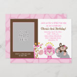 Queen of the Jungle & Friends Invitation d'anniver<br><div class="desc">Cette mignonne carte d'anniversaire comporte du texte personnalisable et une grande ouverture à remplacer par votre photo. Modèle conçu pour une taille de 6, 25 x 4, 5. Inclut les enveloppes. Idéal pour tous les âges jungle thème anniversaire!</div>