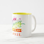 Queens wordt geboren in April Birthday Gift Tweekleurige Koffiemok (Voorkant rechts)