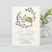 Quelques Lapin Floral Wreath Invitation Anniversai (Debout devant)