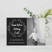 Quelqu'un reçoit du charbon | Carte appartement de (Debout devant)