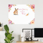 Quelqu'un tourne une affiche d'anniversaire (Bureau à domicile)