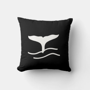 queue de baleine blanche sur coussin bleu turquois