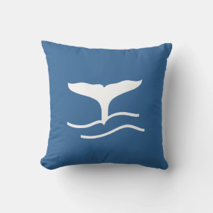 queue de baleine blanche sur oreiller bleu