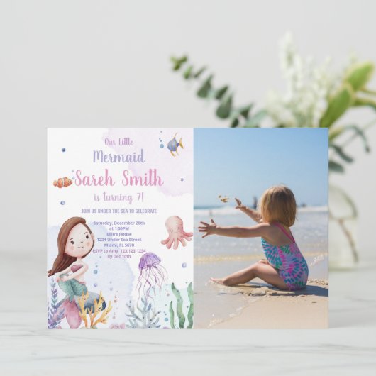 Queue de sirène pourpre Anniversaire Invitations a (Debout devant)